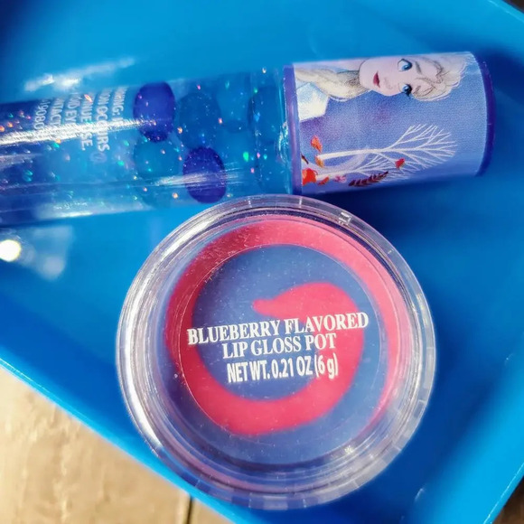 NWT Frozen 2 Cosmetic Case with Lip Gloss Bundle - Picture 7 of 14